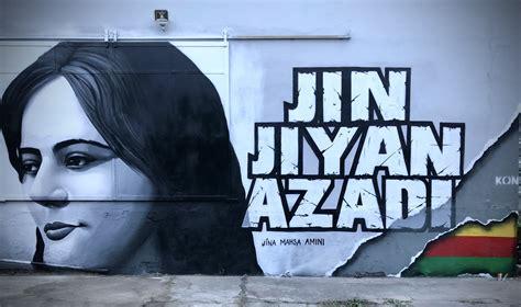 Bild von Mahsa Amini  mit Plakat Jin jiyan azadi